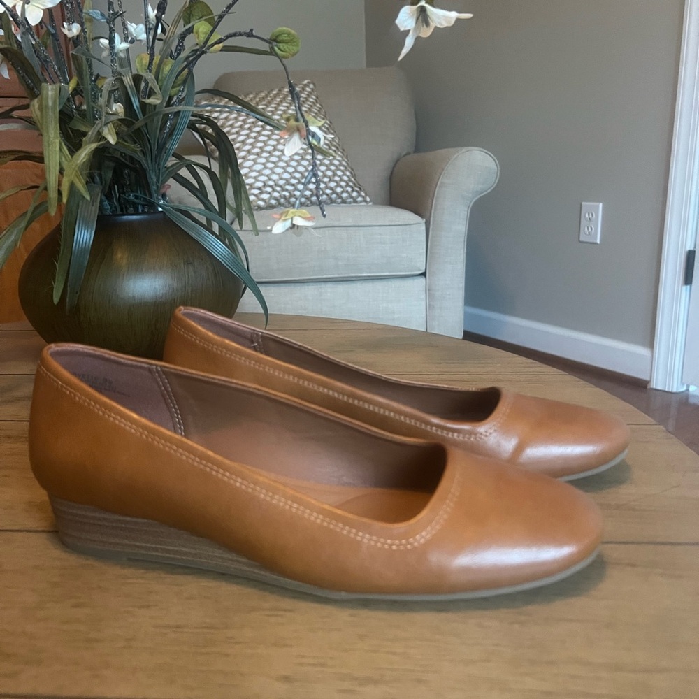 BareTraps Women's Tan Loafers